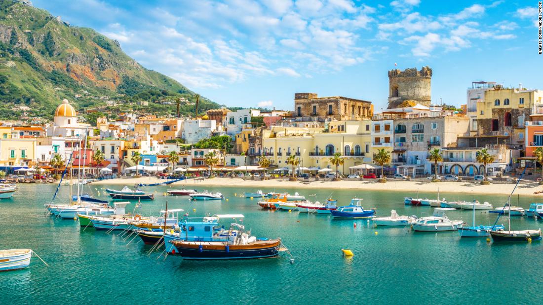 Forio, dove sbarcavano i pirati. Le torri saracene e la Chiesa del Soccorso