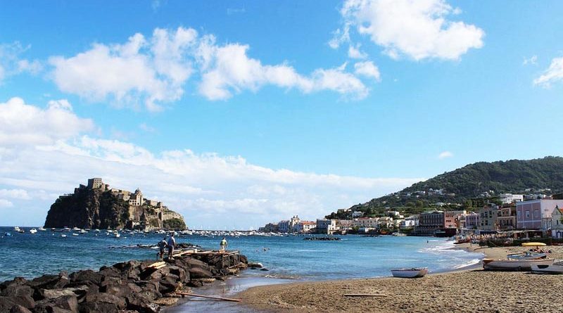 Spiaggia dei pescatori a Ischia Porto vista castello aragonese